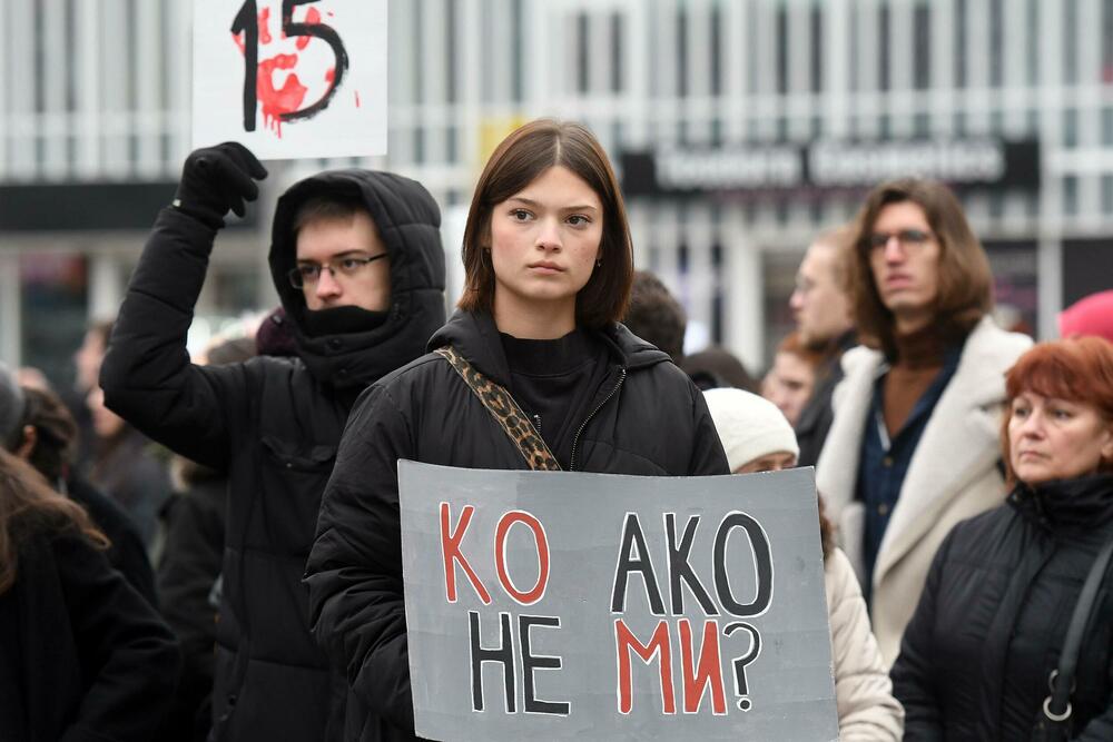 <p>Demonstranti su izvukli četvoricu mlađih muškaraca iz automobila i fizički se obračunali sa njima</p>