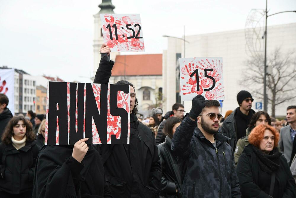 <p>Demonstranti su izvukli četvoricu mlađih muškaraca iz automobila i fizički se obračunali sa njima</p>