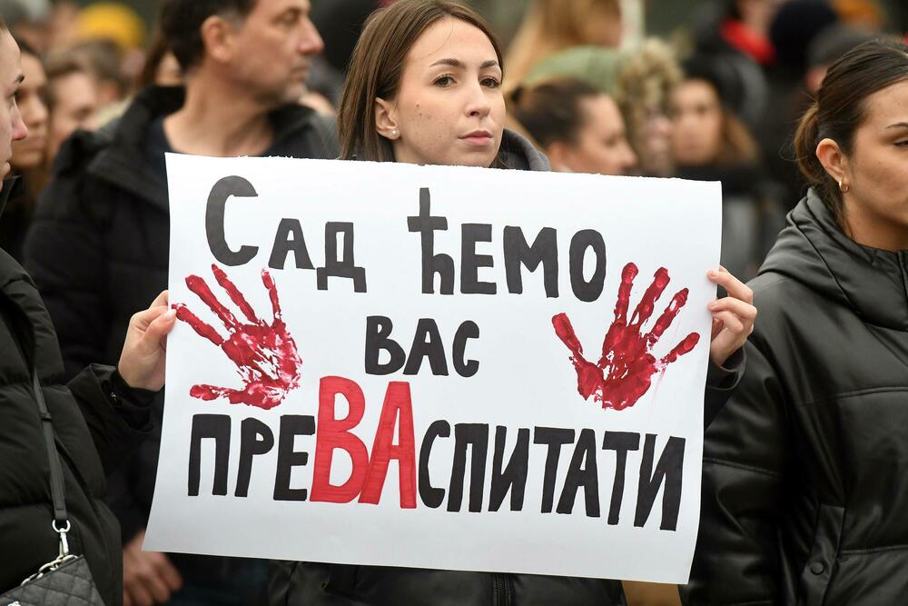 <p>Demonstranti su izvukli četvoricu mlađih muškaraca iz automobila i fizički se obračunali sa njima</p>