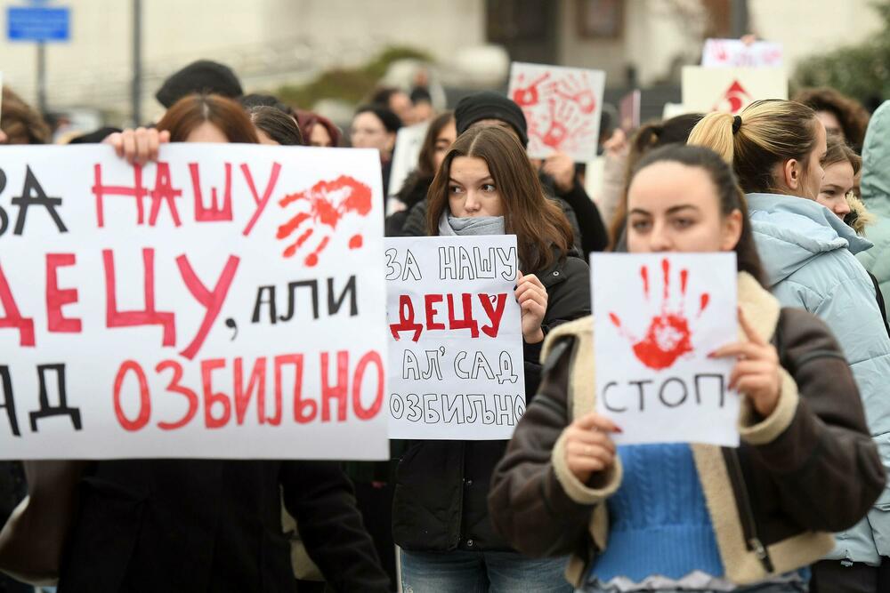 <p>Demonstranti su izvukli četvoricu mlađih muškaraca iz automobila i fizički se obračunali sa njima</p>