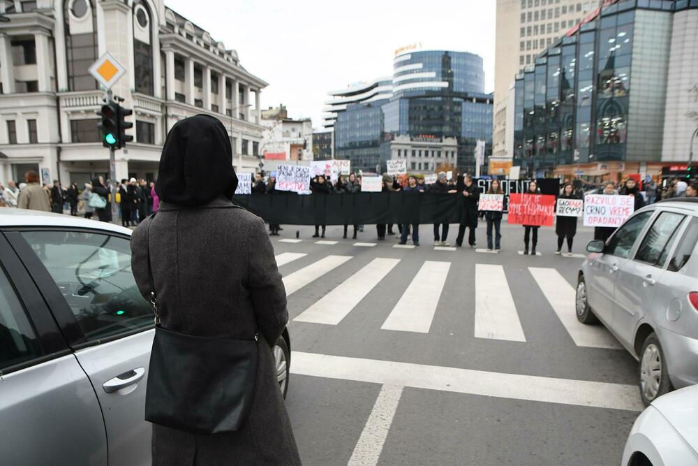 <p>Demonstranti su izvukli četvoricu mlađih muškaraca iz automobila i fizički se obračunali sa njima</p>