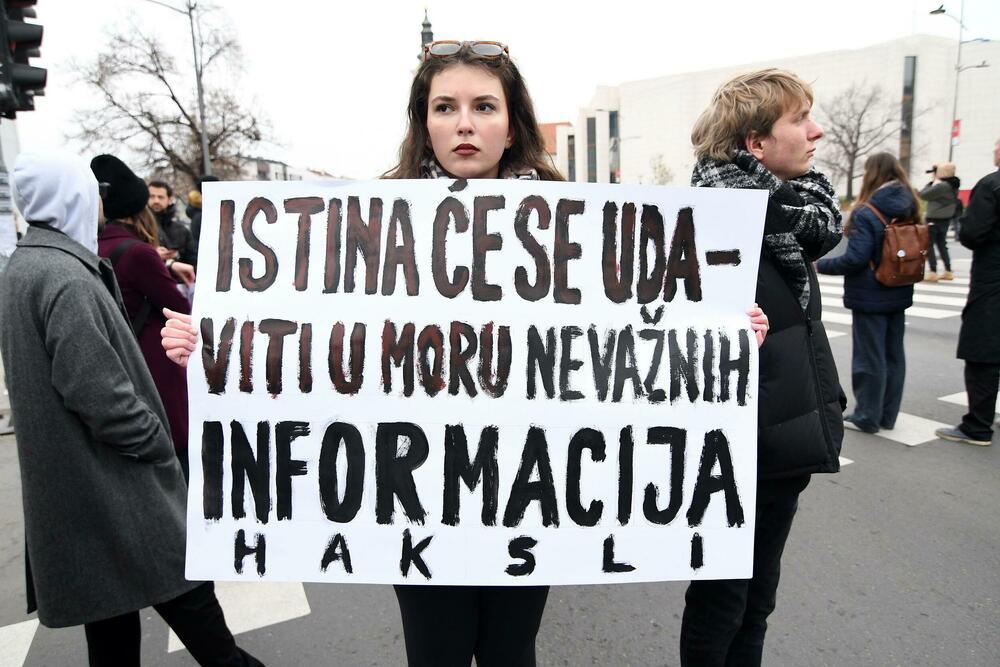 <p>Demonstranti su izvukli četvoricu mlađih muškaraca iz automobila i fizički se obračunali sa njima</p>