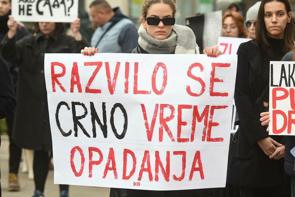 <p>Demonstranti su izvukli četvoricu mlađih muškaraca iz automobila i fizički se obračunali sa njima</p>