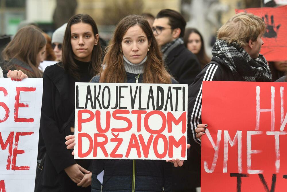 <p>Demonstranti su izvukli četvoricu mlađih muškaraca iz automobila i fizički se obračunali sa njima</p>