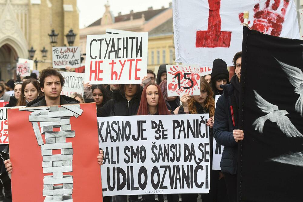 <p>Demonstranti su izvukli četvoricu mlađih muškaraca iz automobila i fizički se obračunali sa njima</p>
