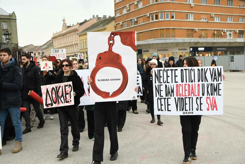 <p>Demonstranti su izvukli četvoricu mlađih muškaraca iz automobila i fizički se obračunali sa njima</p>