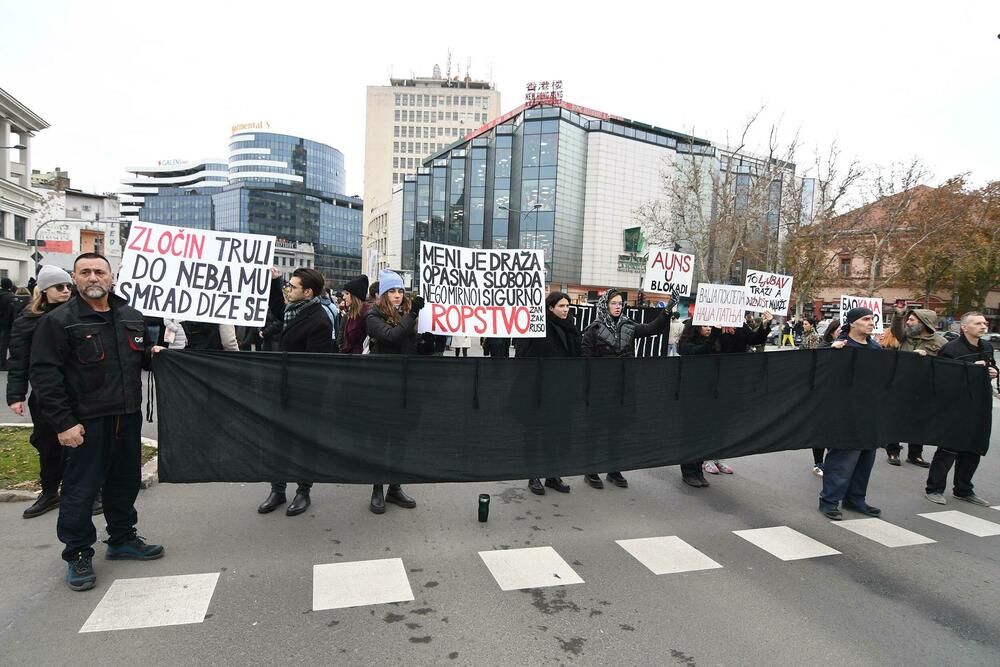 <p>Demonstranti su izvukli četvoricu mlađih muškaraca iz automobila i fizički se obračunali sa njima</p>