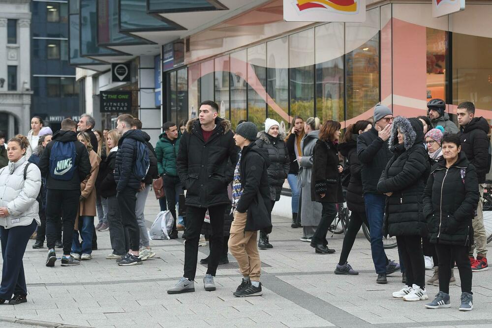 <p>Demonstranti su izvukli četvoricu mlađih muškaraca iz automobila i fizički se obračunali sa njima</p>