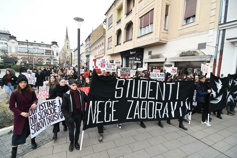 <p>Demonstranti su izvukli četvoricu mlađih muškaraca iz automobila i fizički se obračunali sa njima</p>