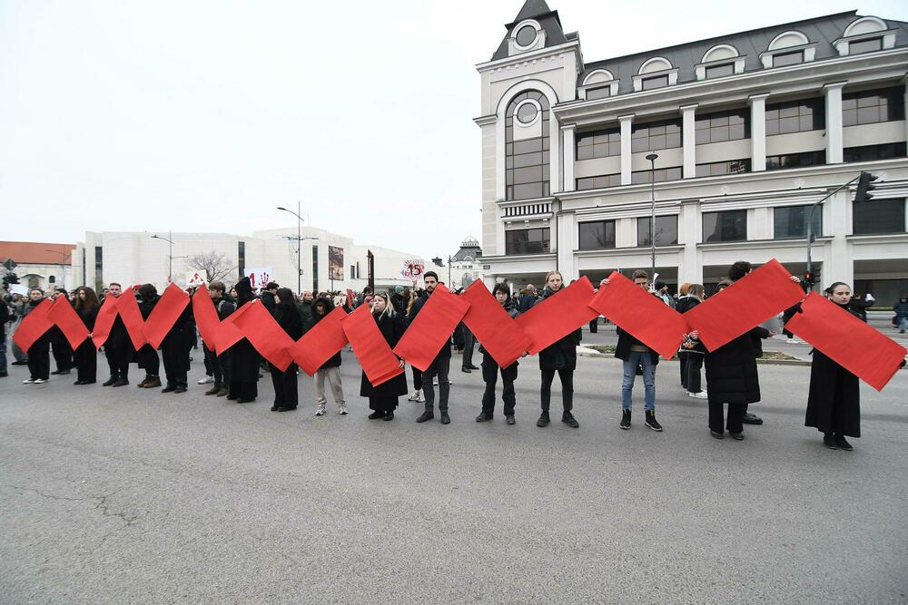 <p>Demonstranti su izvukli četvoricu mlađih muškaraca iz automobila i fizički se obračunali sa njima</p>