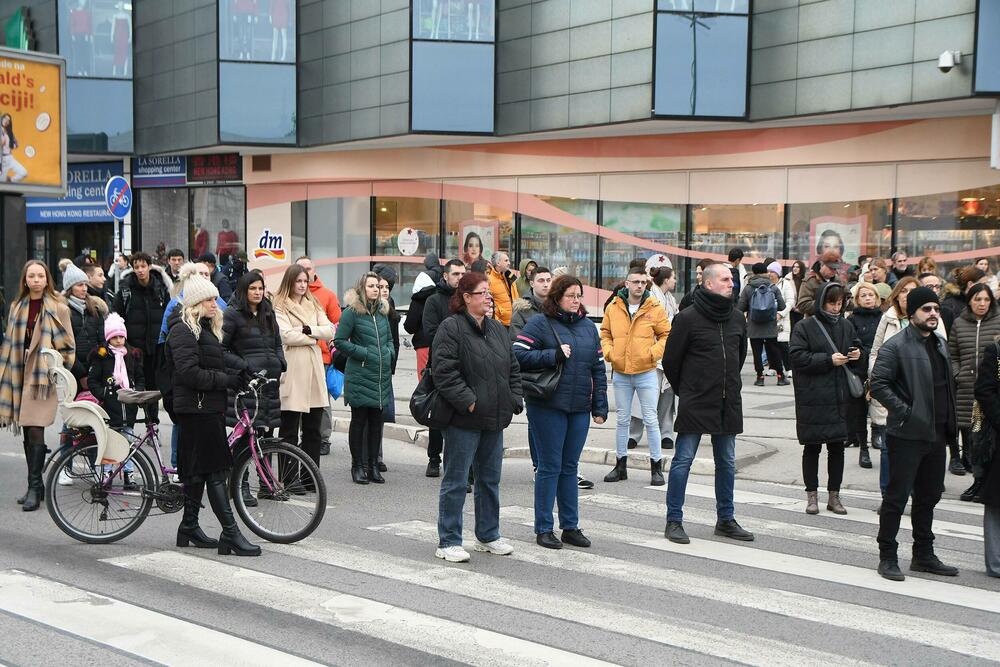 <p>Demonstranti su izvukli četvoricu mlađih muškaraca iz automobila i fizički se obračunali sa njima</p>