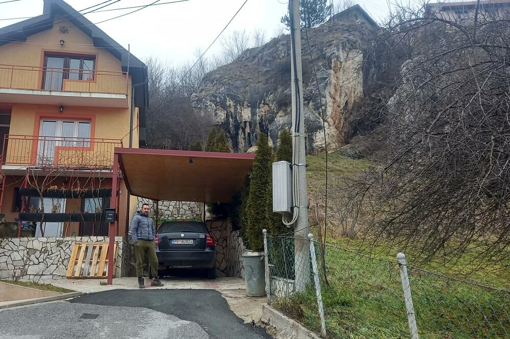 Strahujemo za živote: Čolović ispred kuće, Foto: Goran Malidžan