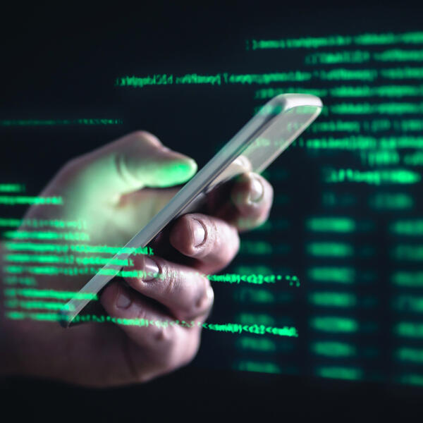 Див. M:tech: Чи можуть хакери вкрасти відбитки пальців з наших...