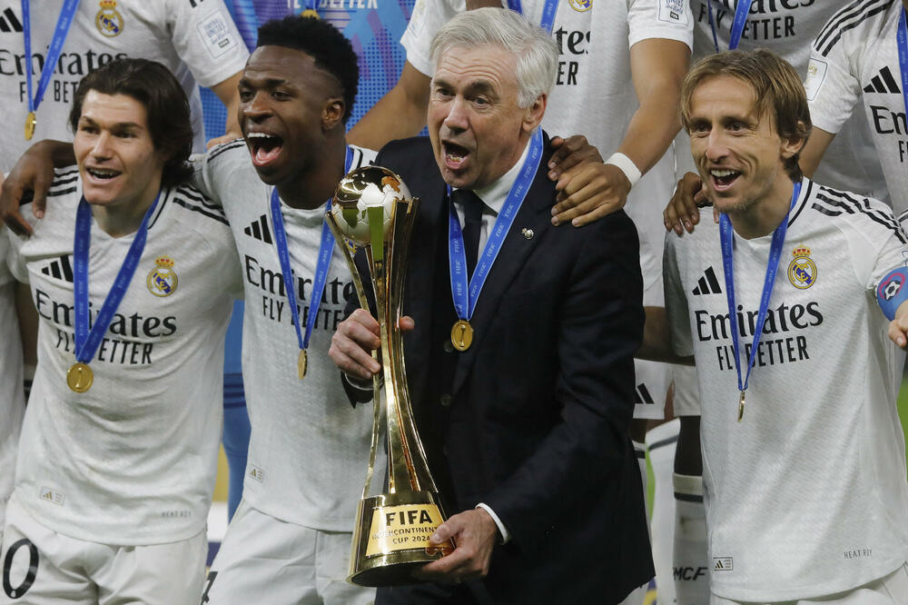 Karlo Anćeloti sa igračima Reala proslavlja pobjedu nad Pačukom, Foto: Reuters