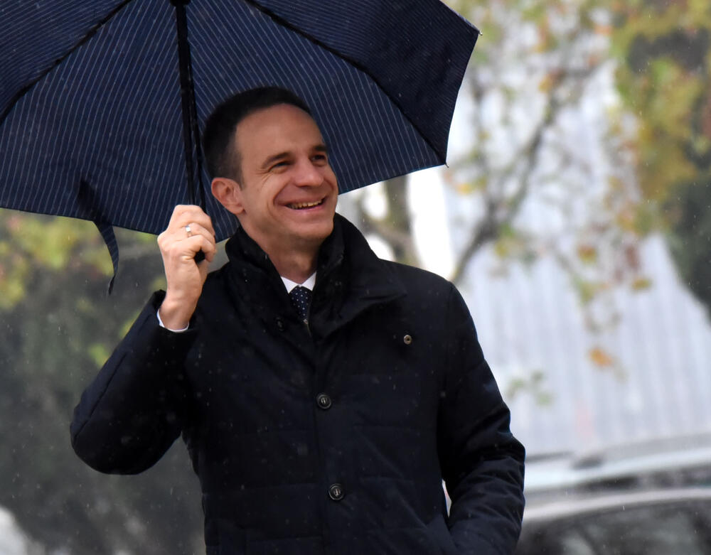 <p>"Vijesti" su objavile da dio opozicije navodno planira da na sastanku sa Milatovićem, u vezi stanja u Ustavnom sudu, otvori pitanje formiranja vlasti u Podgorici</p>