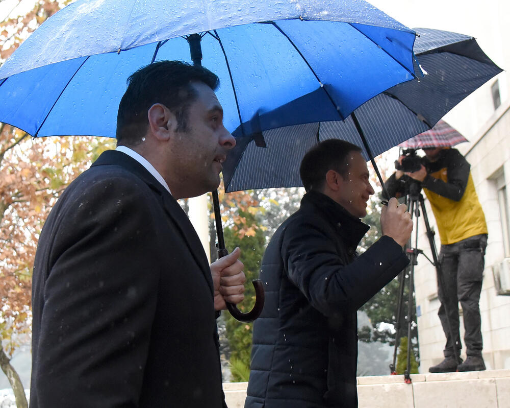 <p>"Vijesti" su objavile da dio opozicije navodno planira da na sastanku sa Milatovićem, u vezi stanja u Ustavnom sudu, otvori pitanje formiranja vlasti u Podgorici</p>