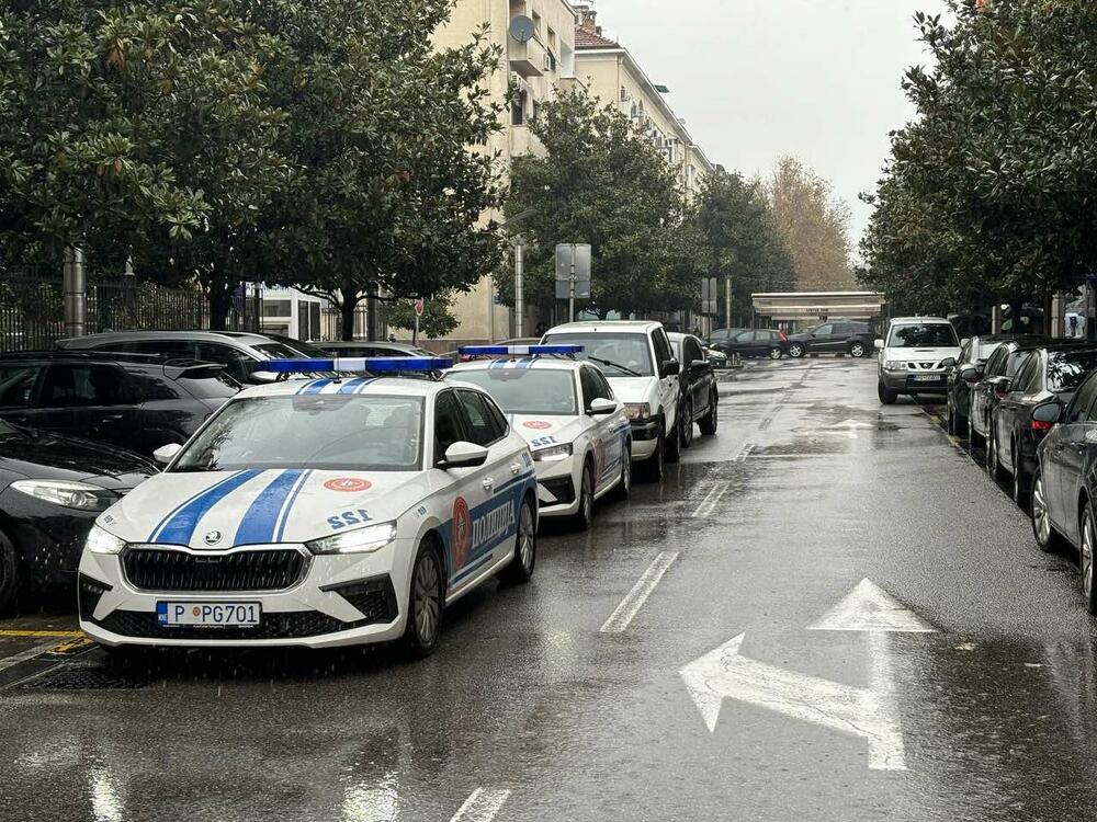 <p>Zatvoren je saobraćaj u Podgorici na dijelu Bulevara Svetog Petra Cetinjskog od Ulice Slobode do Bulevara Stanka Dragojevića</p>