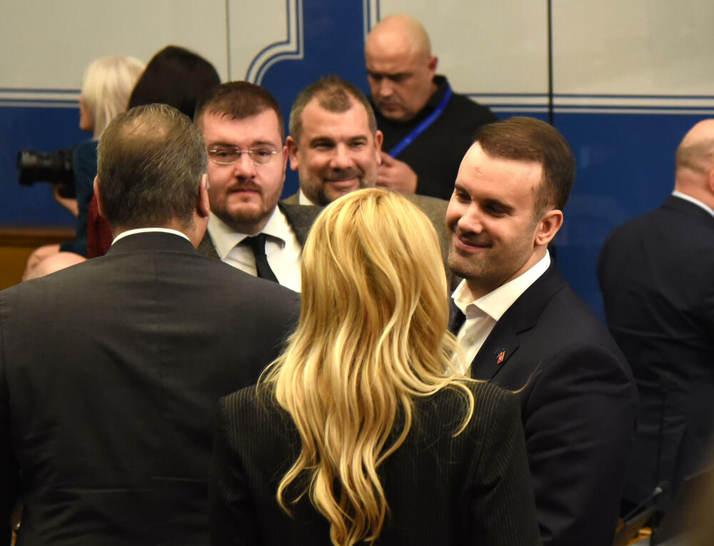 <p>U vlasti strahuju da bi njihove opozicione kolege mogle spiječiti usvajanje državne kase za narednu godinu</p>  <p>Poslanici opozicije Mandićeve "mjere" zbog prekidanja premijerskog sata očekuju u ponedjeljak</p>