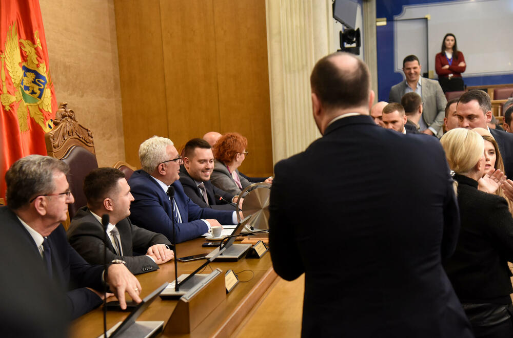 <p>U vlasti strahuju da bi njihove opozicione kolege mogle spiječiti usvajanje državne kase za narednu godinu</p>  <p>Poslanici opozicije Mandićeve "mjere" zbog prekidanja premijerskog sata očekuju u ponedjeljak</p>