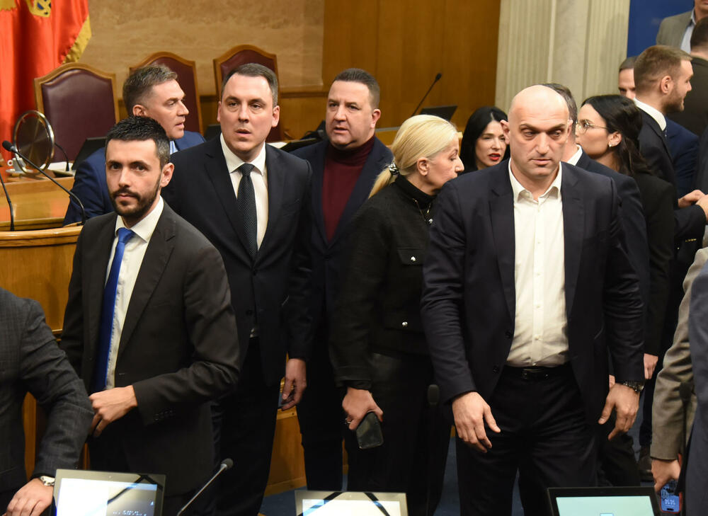 <p>U vlasti strahuju da bi njihove opozicione kolege mogle spiječiti usvajanje državne kase za narednu godinu</p>  <p>Poslanici opozicije Mandićeve "mjere" zbog prekidanja premijerskog sata očekuju u ponedjeljak</p>