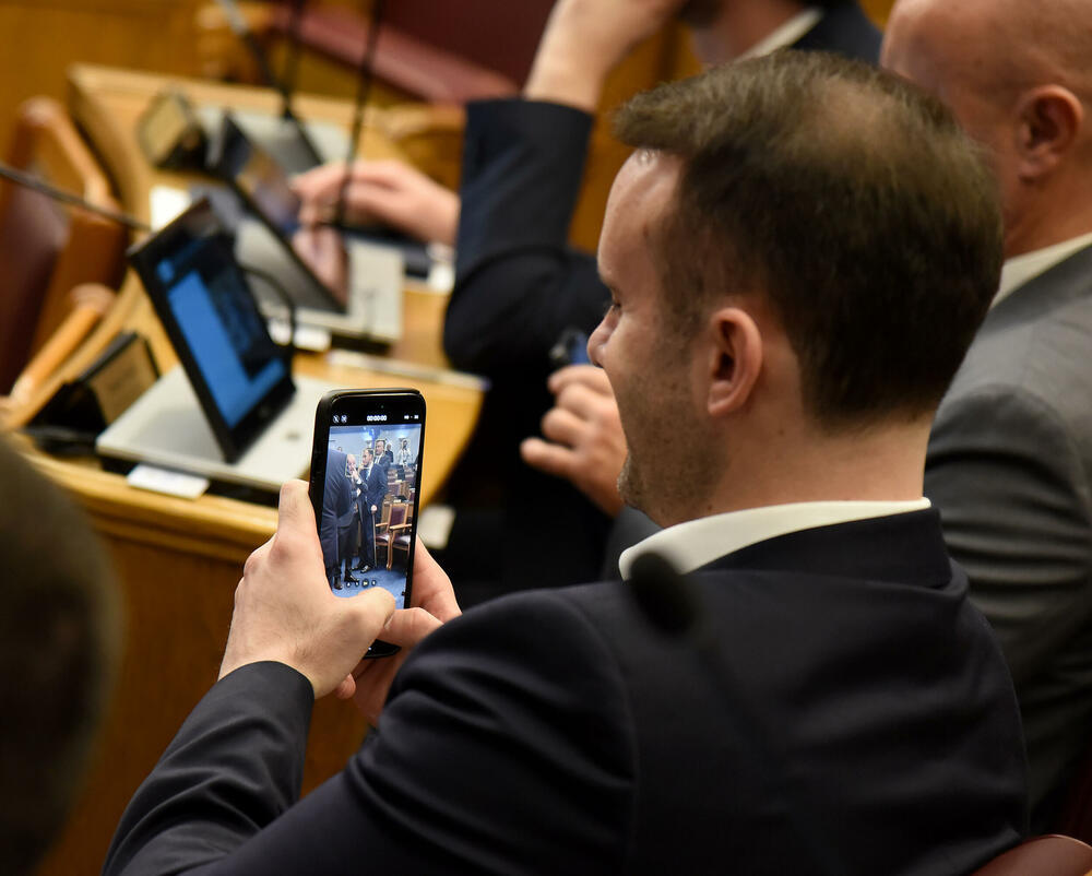 <p>U vlasti strahuju da bi njihove opozicione kolege mogle spiječiti usvajanje državne kase za narednu godinu</p>  <p>Poslanici opozicije Mandićeve "mjere" zbog prekidanja premijerskog sata očekuju u ponedjeljak</p>