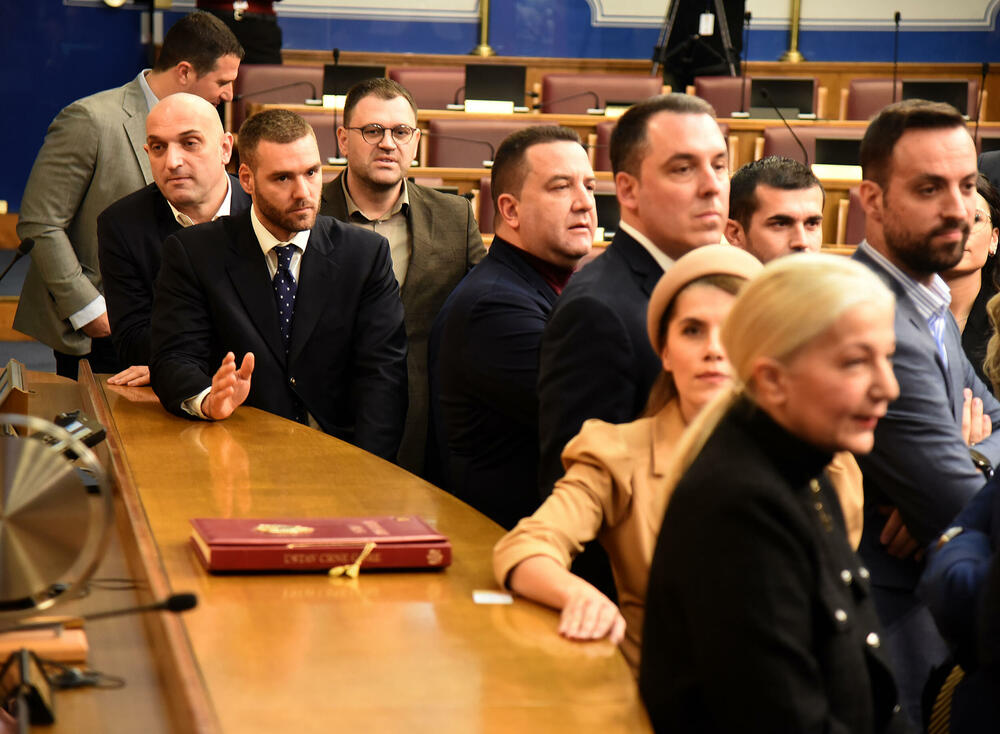 <p>U vlasti strahuju da bi njihove opozicione kolege mogle spiječiti usvajanje državne kase za narednu godinu</p>  <p>Poslanici opozicije Mandićeve "mjere" zbog prekidanja premijerskog sata očekuju u ponedjeljak</p>