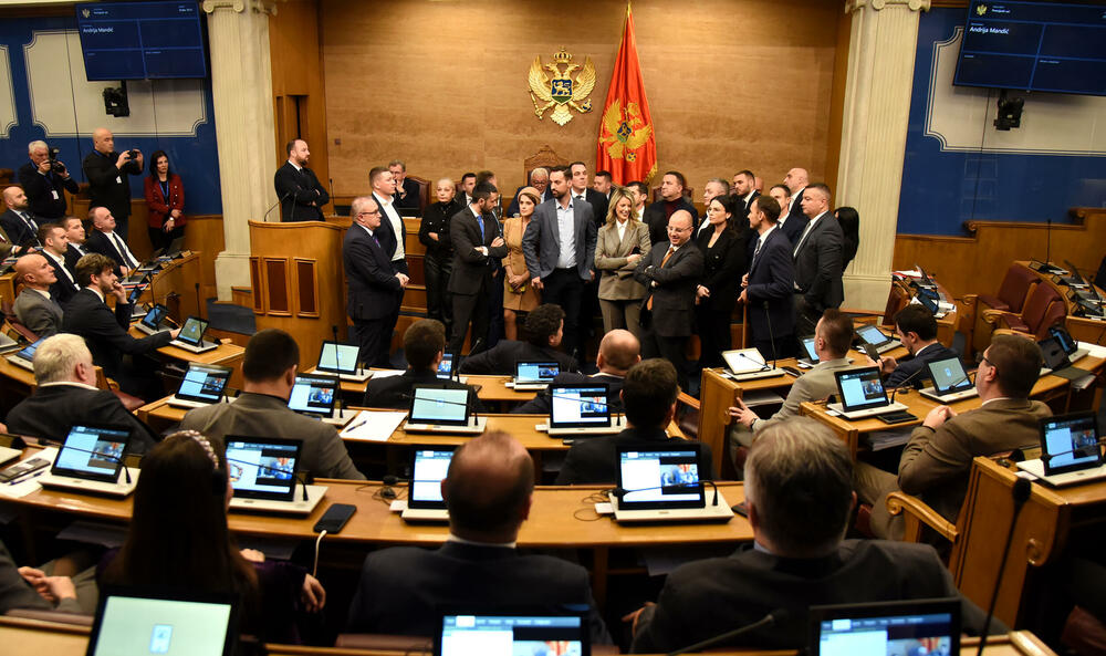<p>U vlasti strahuju da bi njihove opozicione kolege mogle spiječiti usvajanje državne kase za narednu godinu</p>  <p>Poslanici opozicije Mandićeve "mjere" zbog prekidanja premijerskog sata očekuju u ponedjeljak</p>