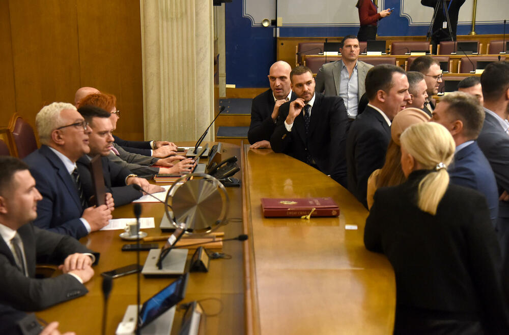 <p>U vlasti strahuju da bi njihove opozicione kolege mogle spiječiti usvajanje državne kase za narednu godinu</p>  <p>Poslanici opozicije Mandićeve "mjere" zbog prekidanja premijerskog sata očekuju u ponedjeljak</p>