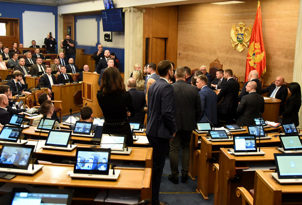 <p>U vlasti strahuju da bi njihove opozicione kolege mogle spiječiti usvajanje državne kase za narednu godinu</p>  <p>Poslanici opozicije Mandićeve "mjere" zbog prekidanja premijerskog sata očekuju u ponedjeljak</p>