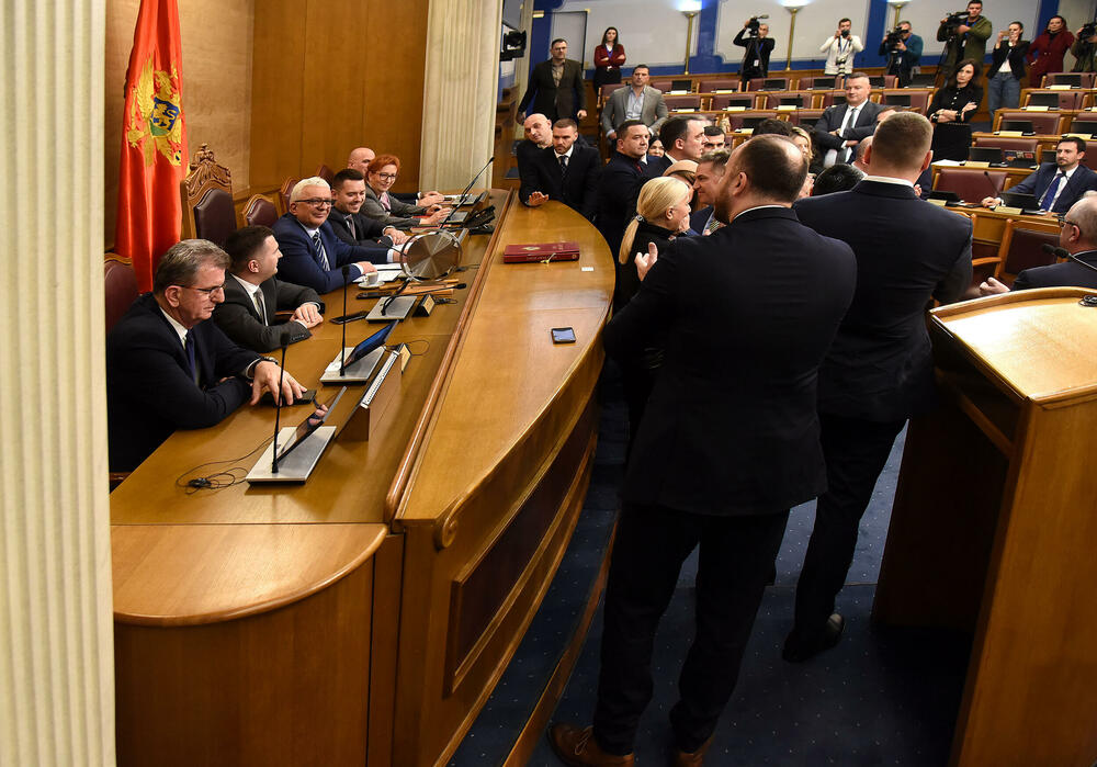 <p>U vlasti strahuju da bi njihove opozicione kolege mogle spiječiti usvajanje državne kase za narednu godinu</p>  <p>Poslanici opozicije Mandićeve "mjere" zbog prekidanja premijerskog sata očekuju u ponedjeljak</p>