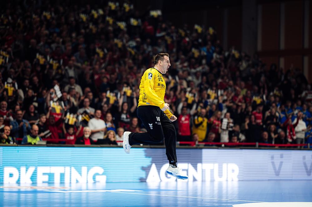 Nebojša Simić u svom stilu proslavlja odbrane, Foto: MT Melsungen/Facebook