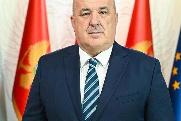 Rađenović imao udes upravljajući službenim automobilom, povrijedio...