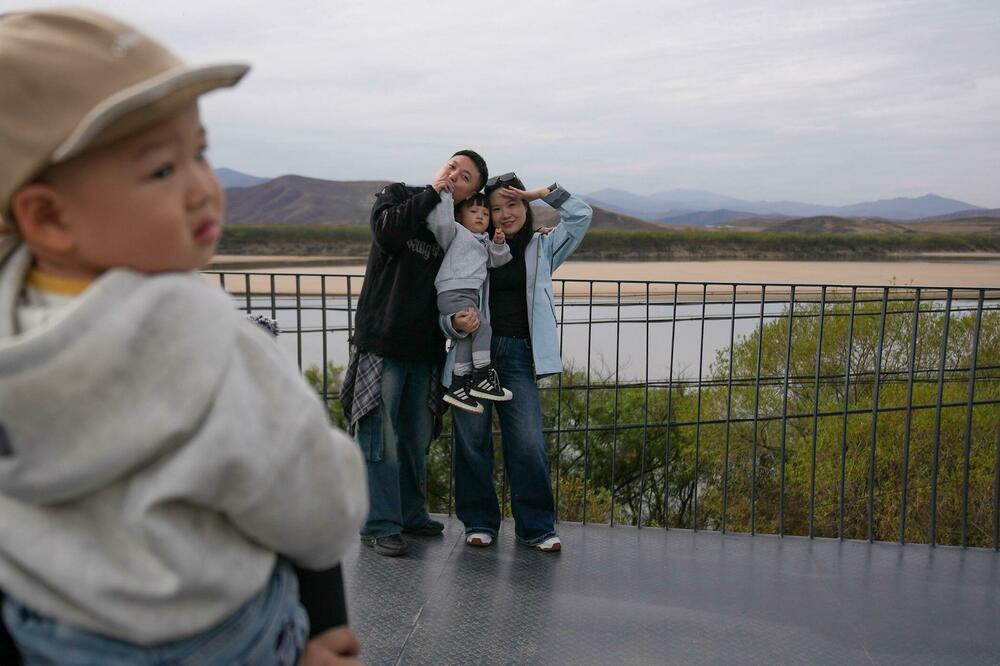 Visoka zgrada na obodu Fangčuana postala je turistička atrakcija zbog pogleda koji se sa nje pruža na Sjevernu Koreju, Foto: BBC