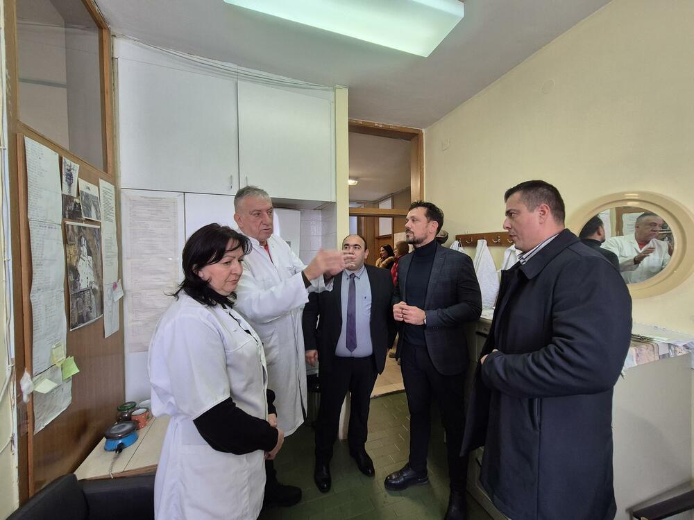 <p>Kadić je rekao da je Fond za zdravstveno osiguranje prepoznao potrebu Doma zdravlja Andrijevica za vozilom koje će omogućiti zdravstvenim radnicima da lakše stignu do pacijenata koji nisu u mogućnosti da dođu u Dom zdravlja i tako im pruže potrebnu zdravstvenu njegu</p>