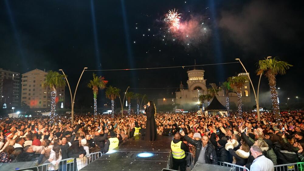 <p>"U Baru sam imala divne koncerte, divne uspomene što se Bara tiče. Ono što će ponuditi publici je sopstveno srce. To je uz pjesmu, dobru energiju, puno ljubavi prema svima njima. Šta reći nego, nudim svoje srce", kazala je Mirković</p>