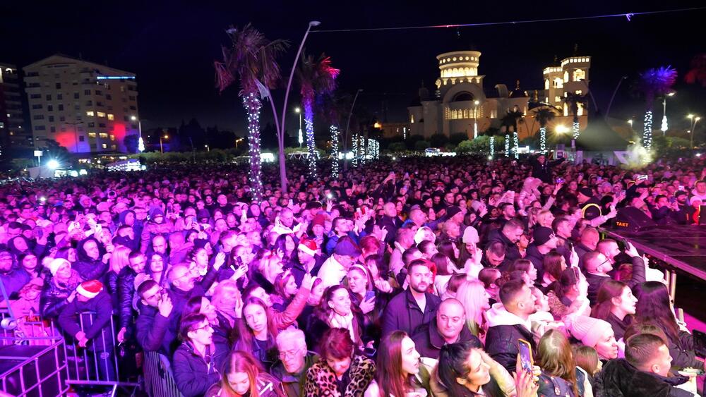 <p>"U Baru sam imala divne koncerte, divne uspomene što se Bara tiče. Ono što će ponuditi publici je sopstveno srce. To je uz pjesmu, dobru energiju, puno ljubavi prema svima njima. Šta reći nego, nudim svoje srce", kazala je Mirković</p>