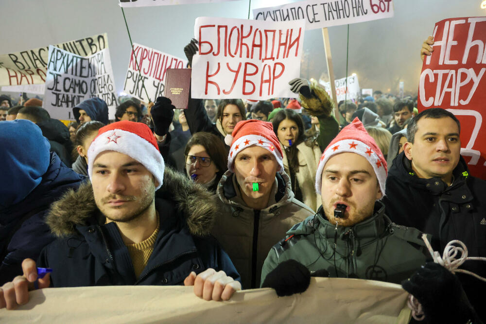 <p>"Nema šta da se slavi", uzvikivali su mladi u poruci prije početka protesta<br /> </p>