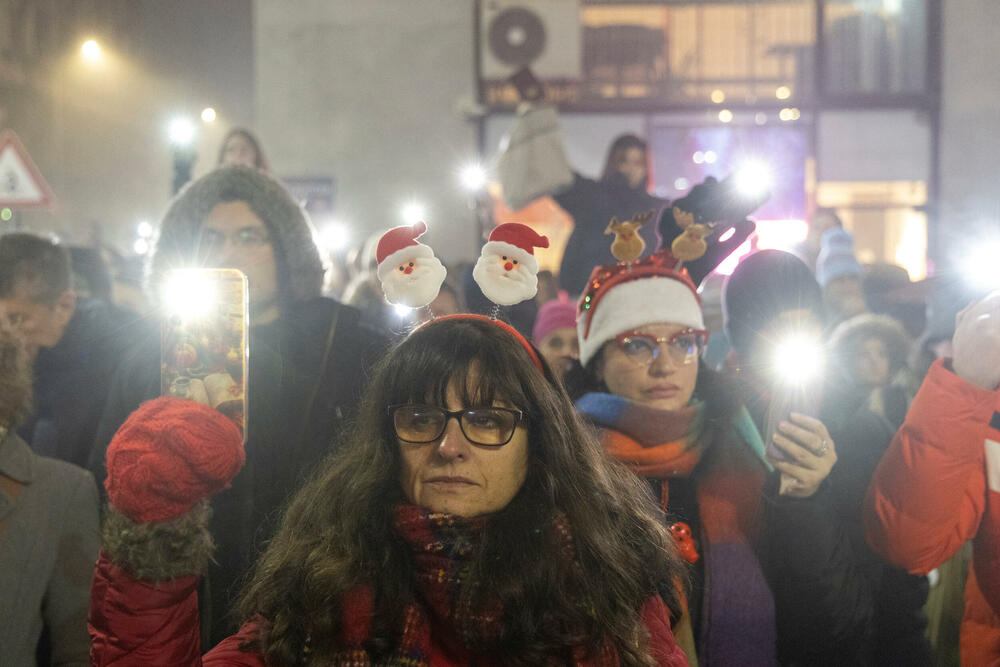 <p>"Nema šta da se slavi", uzvikivali su mladi u poruci prije početka protesta<br /> </p>