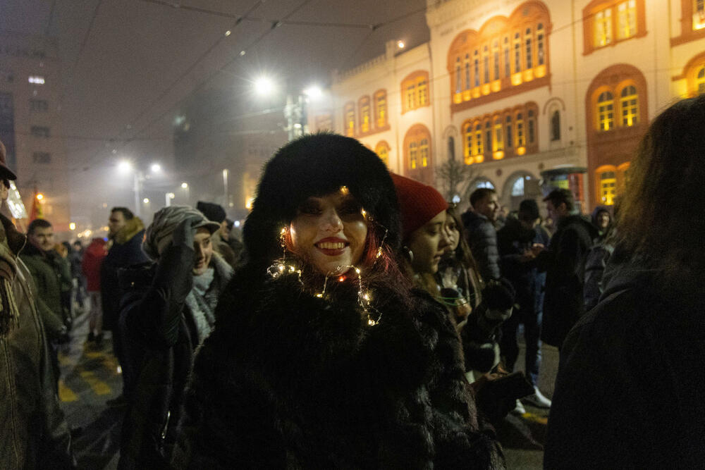 <p>"Nema šta da se slavi", uzvikivali su mladi u poruci prije početka protesta<br /> </p>