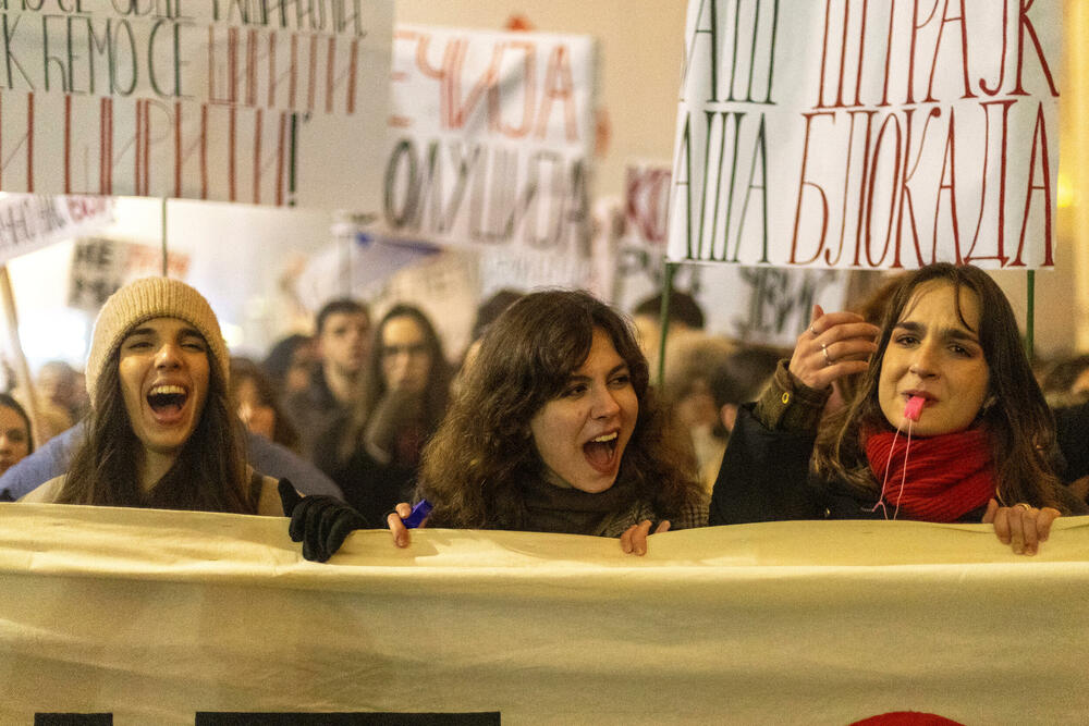 <p>"Nema šta da se slavi", uzvikivali su mladi u poruci prije početka protesta<br /> </p>