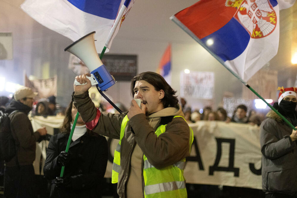 <p>"Nema šta da se slavi", uzvikivali su mladi u poruci prije početka protesta<br /> </p>