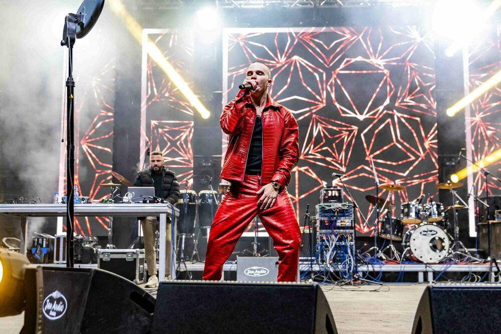 <p>Mediabiro navodi da je Herceg Novi postavio novi rekord kad je riječ o organizovanom dočeku na otvorenom</p>