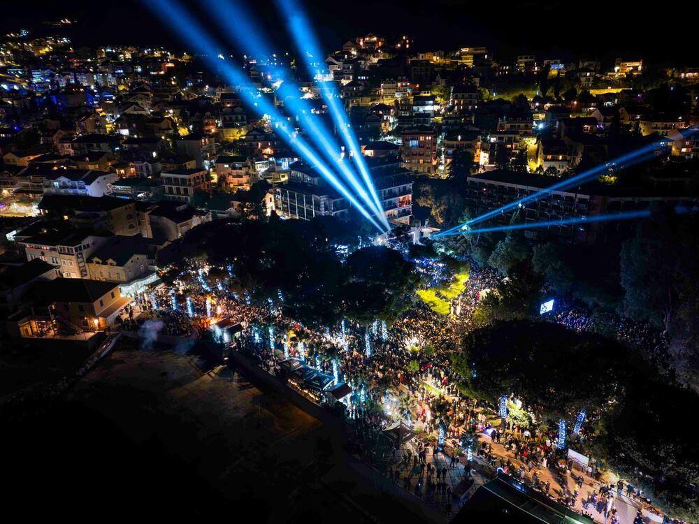 <p>Mediabiro navodi da je Herceg Novi postavio novi rekord kad je riječ o organizovanom dočeku na otvorenom</p>
