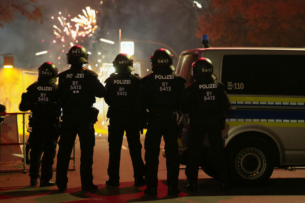 <p>Pet osoba je poginulo u raznim djelovima zemlje, a stotine su povrijeđene tokom aktiviranja pirotehničkih sredstava ili kada su bili pogođeni njim, javila je njemačka novinska agencija dpa<br /> </p>