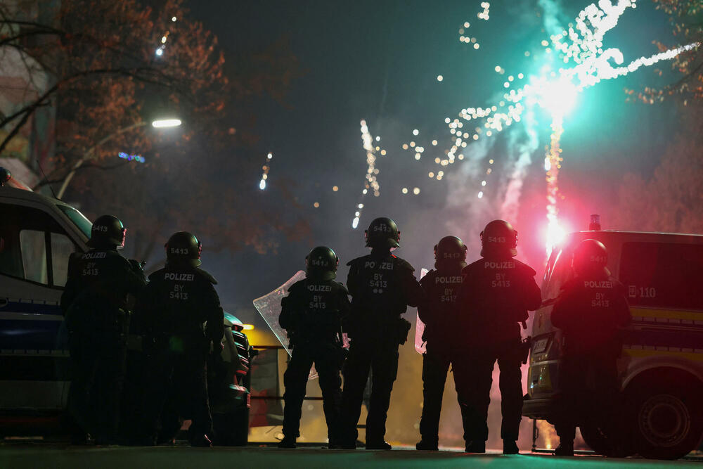 <p>Pet osoba je poginulo u raznim djelovima zemlje, a stotine su povrijeđene tokom aktiviranja pirotehničkih sredstava ili kada su bili pogođeni njim, javila je njemačka novinska agencija dpa<br /> </p>