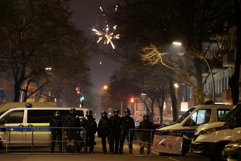 <p>Pet osoba je poginulo u raznim djelovima zemlje, a stotine su povrijeđene tokom aktiviranja pirotehničkih sredstava ili kada su bili pogođeni njim, javila je njemačka novinska agencija dpa<br /> </p>