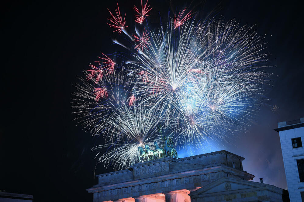<p>Pet osoba je poginulo u raznim djelovima zemlje, a stotine su povrijeđene tokom aktiviranja pirotehničkih sredstava ili kada su bili pogođeni njim, javila je njemačka novinska agencija dpa<br /> </p>