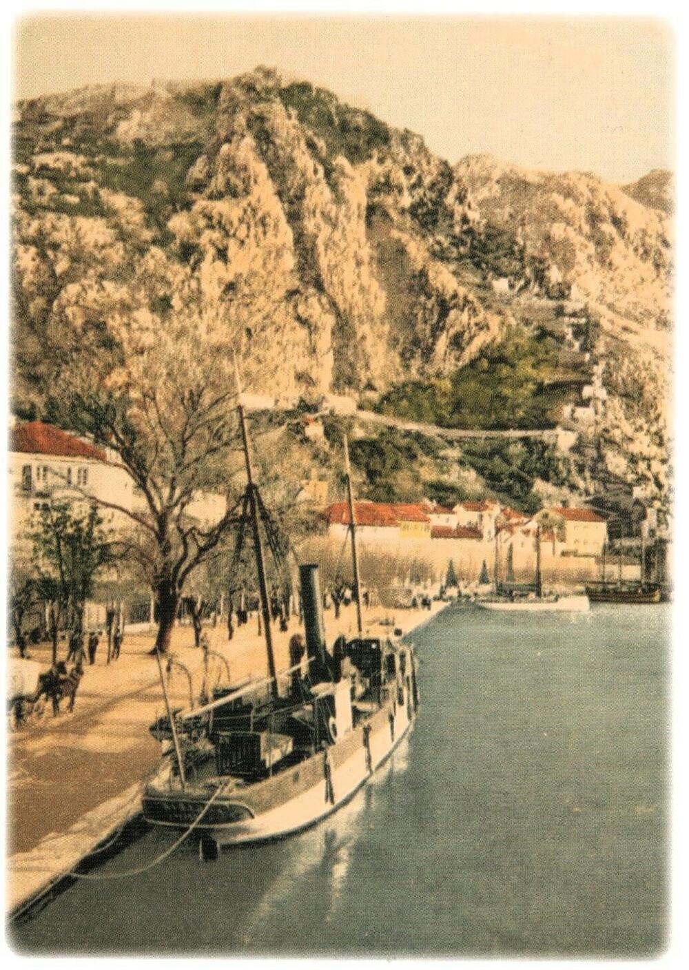 Parobrod Risan u kotorskoj luci