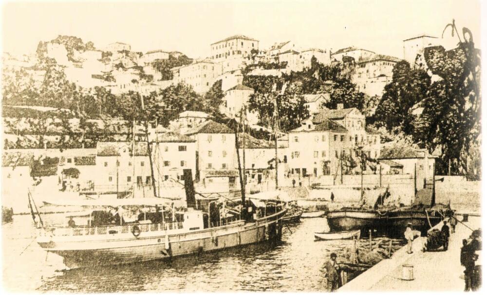 Parobrod “Ercegnovi” na Škveru u Herceg Novom