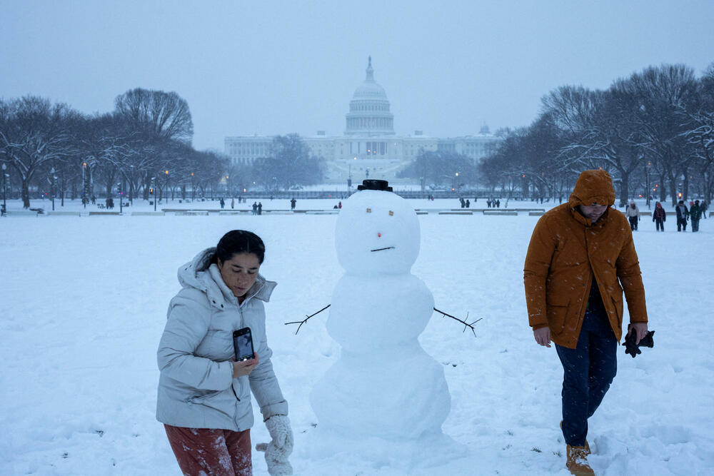 <p>Upozorenja na zimsku oluju izdata su od Kanzasa i Mizurija pa sve do Nju Džersija. Guverneri u nekoliko država, među kojima su Kanzas, Kentaki, Arkanzas, Zapadna Virdžinija, Virdžinija i Merilend, proglasili su vanredno stanje</p>
